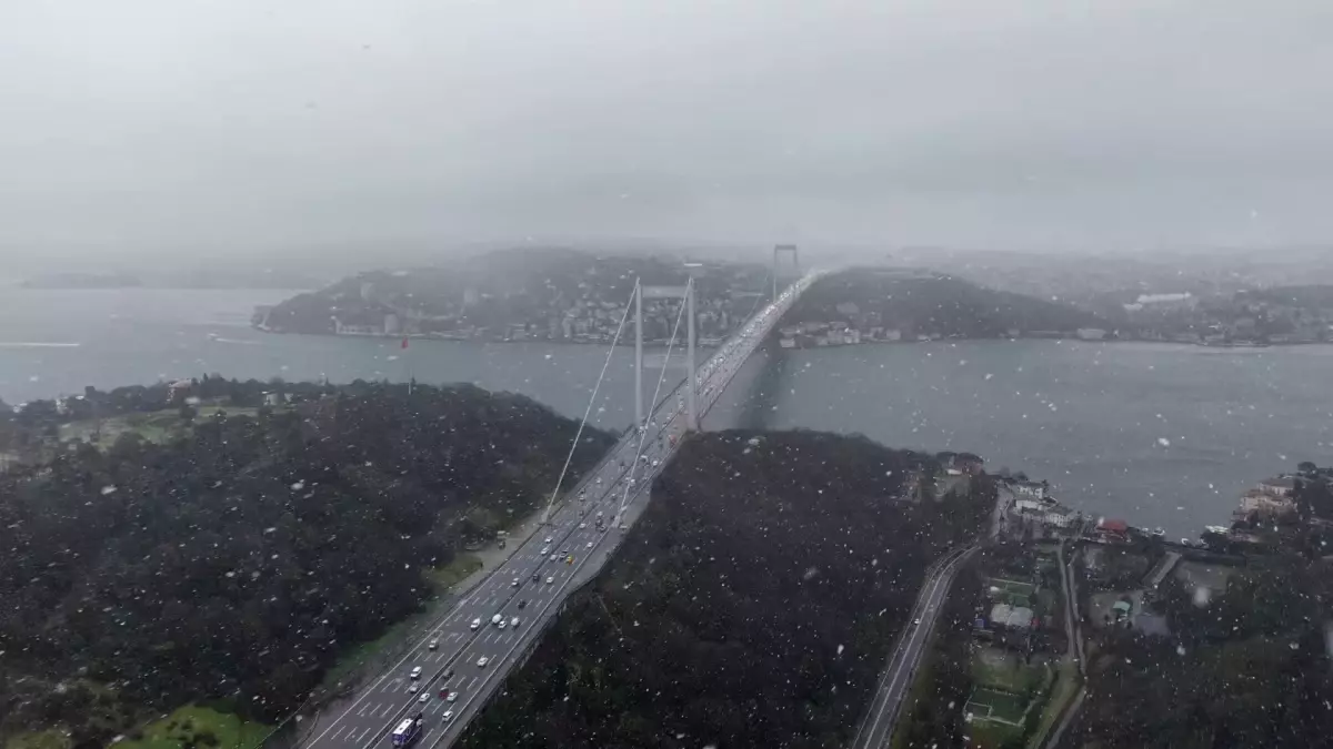 İstanbul\'da Kar Yağışı Havadan Görüntülendi