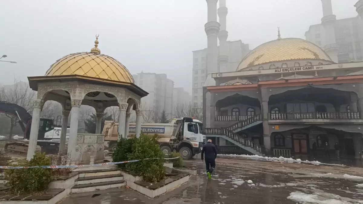 Ali Erçelebi Camii Avlusu Yağmurla Çöktü