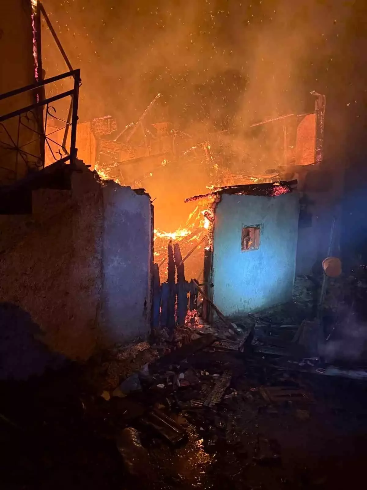 Kütahya\'da Gece Yangını: 1 Ev Kullanılamaz Hale Geldi