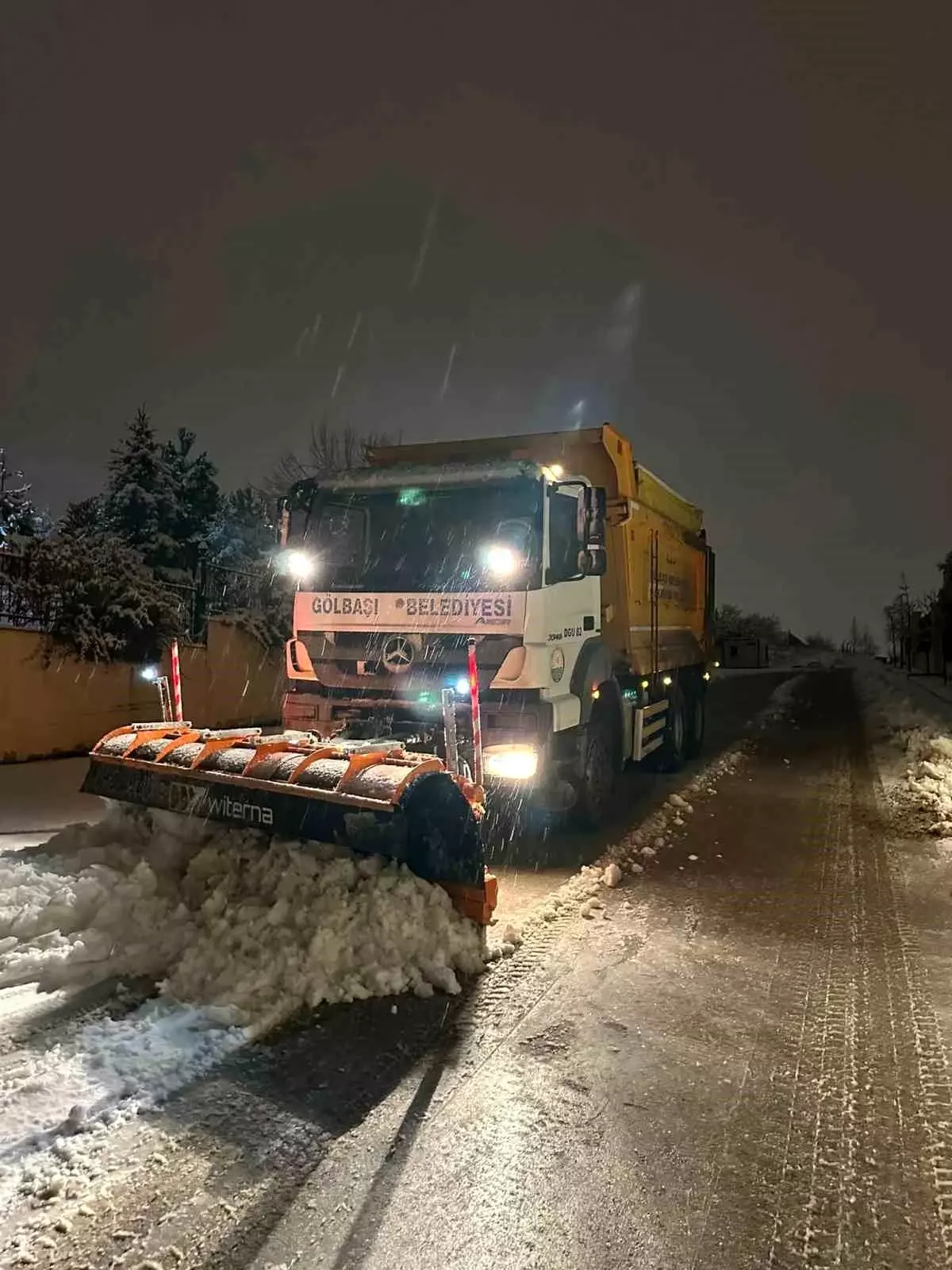 Gölbaşı Belediyesi, kar küreme ve tuzlama çalışmalarına aralıksız devam ediyor