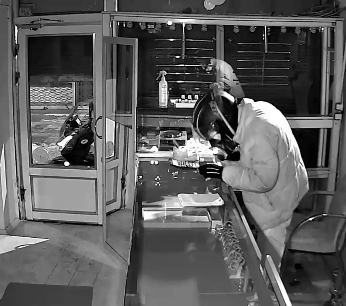 Kuyumcuya girip 6 kilo altın çalan hırsızdan şaşkına çeviren ifade