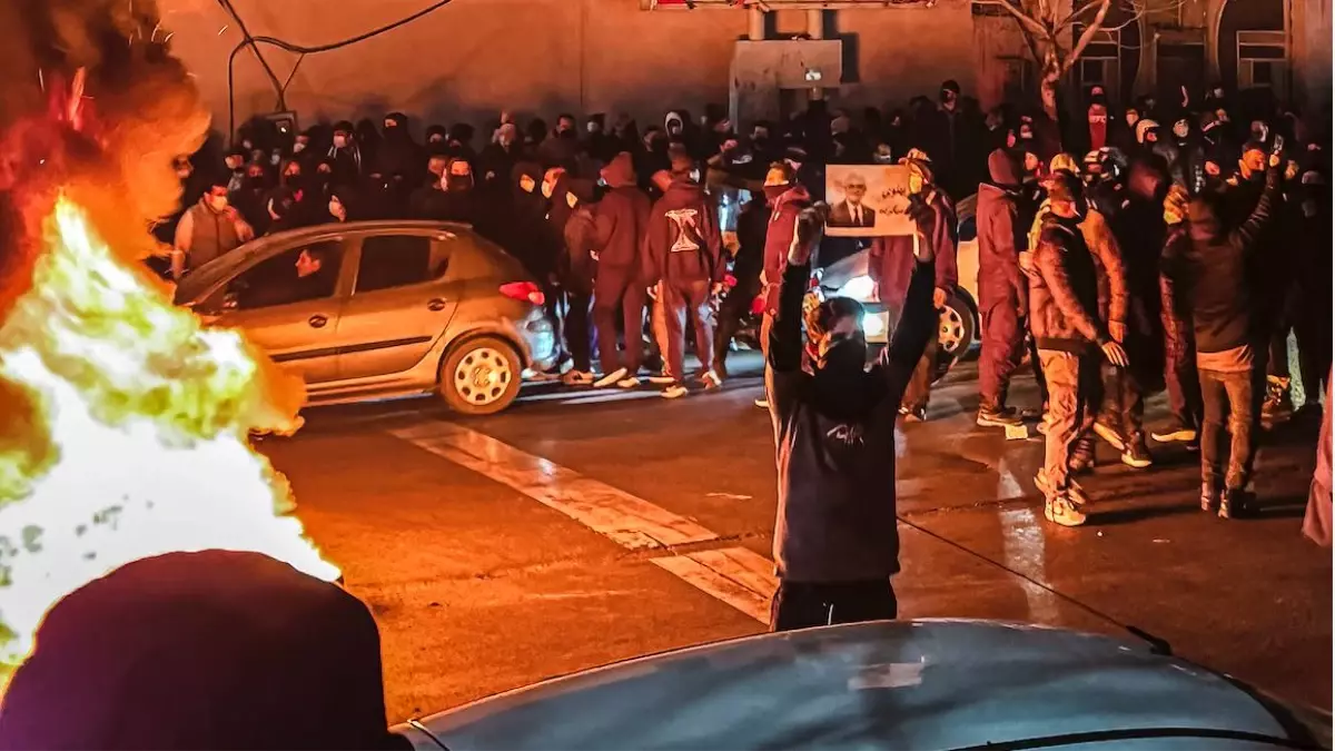 İran\'da Protestolar Sertleşiyor, Yüzlerce Gösterici Öldürüldü
