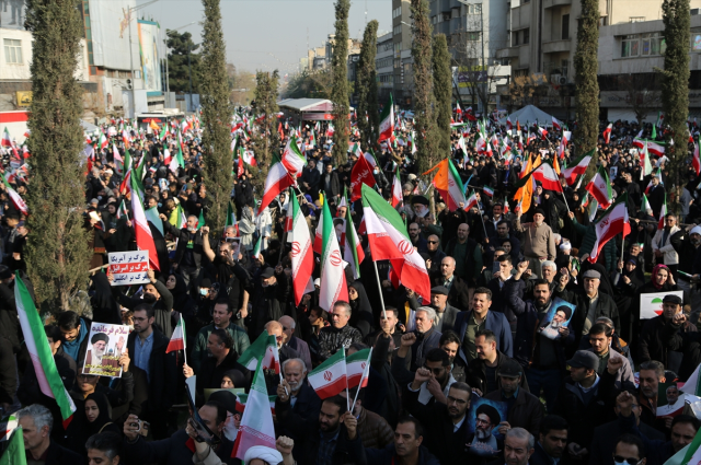 İran devlet televizyonu: Reşt kentindeki gösterilerde 300'den fazla dükkan yandı