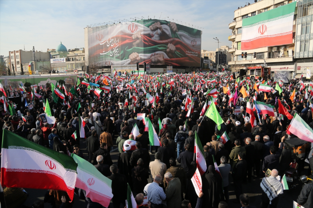 İran devlet televizyonu: Reşt kentindeki gösterilerde 300'den fazla dükkan yandı