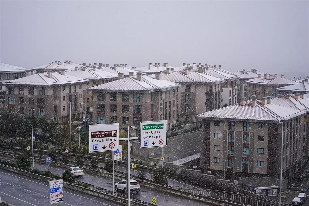 İstanbul\'da Kar Yağışı Devam Ediyor
