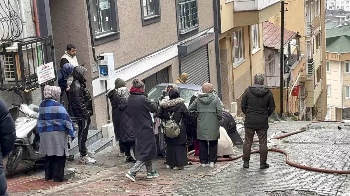 Kağıthane\'de Yangın: Daire Kullanılamaz Hale Geldi