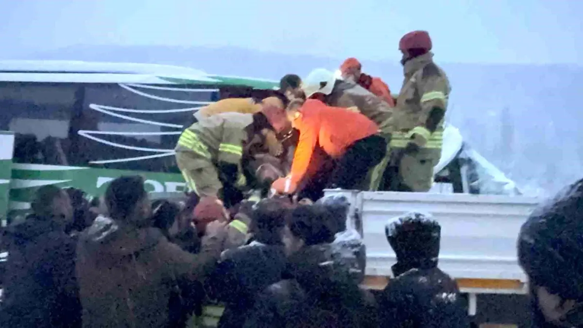 Tokat\'ta Otobüs Tıra Çarptı