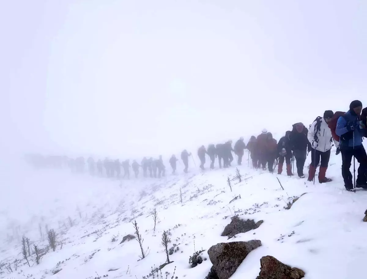 Kazıkbeli Savaşı anısına Honaz Dağı\'na zirve tırmanışı