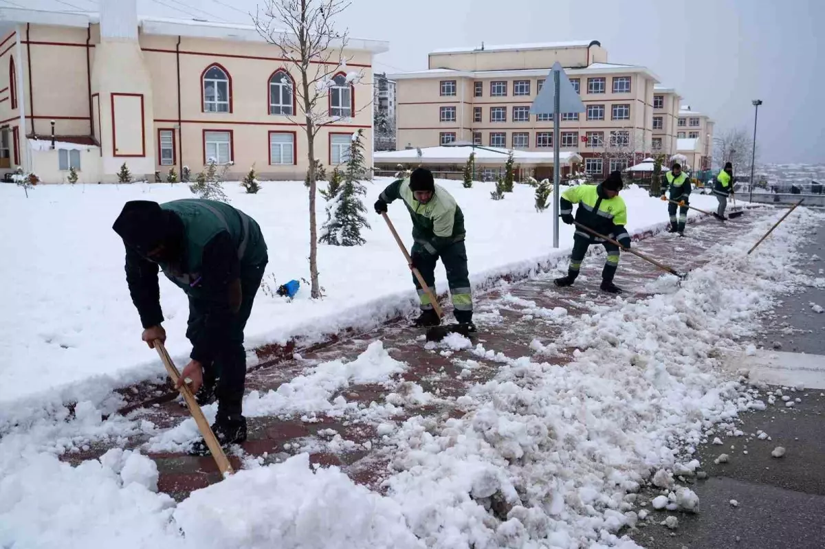 Keçiören\'de yaya güvenliği için kar küreme ve tuzlama seferberliği