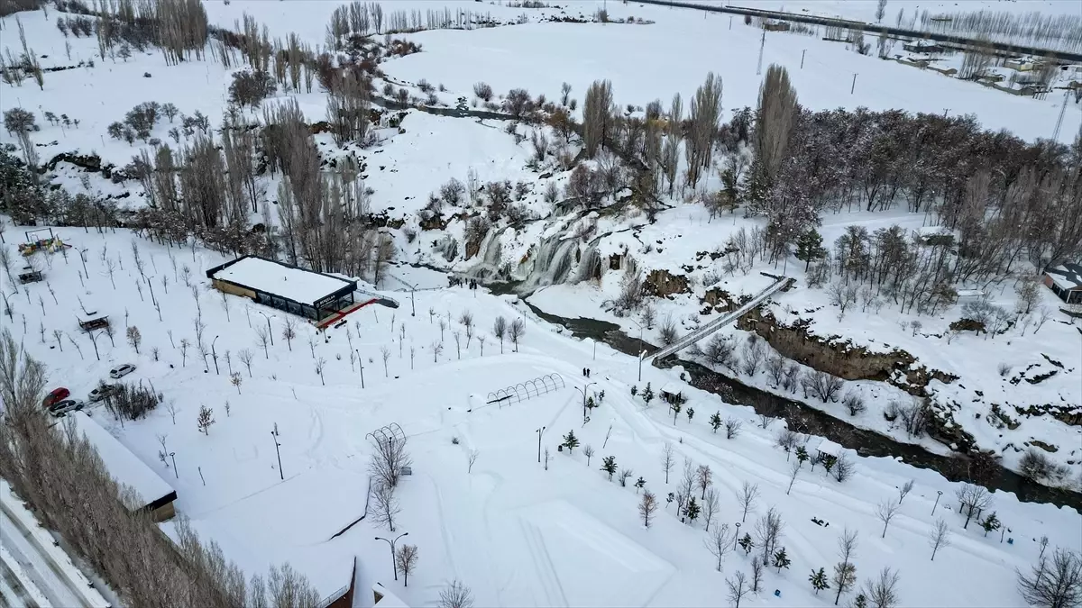 Muradiye Şelalesi Kışa Hazır