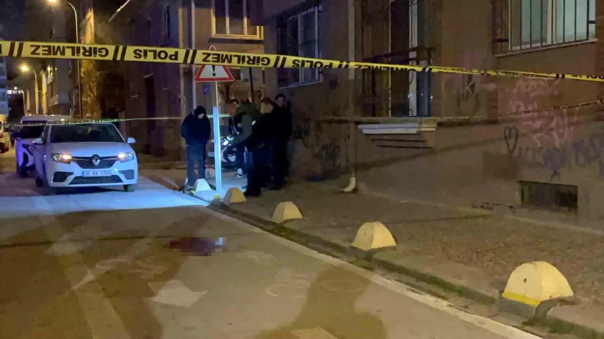 Kız kavgasında 4 yerinden bıçaklanan genç ağır yaralandı