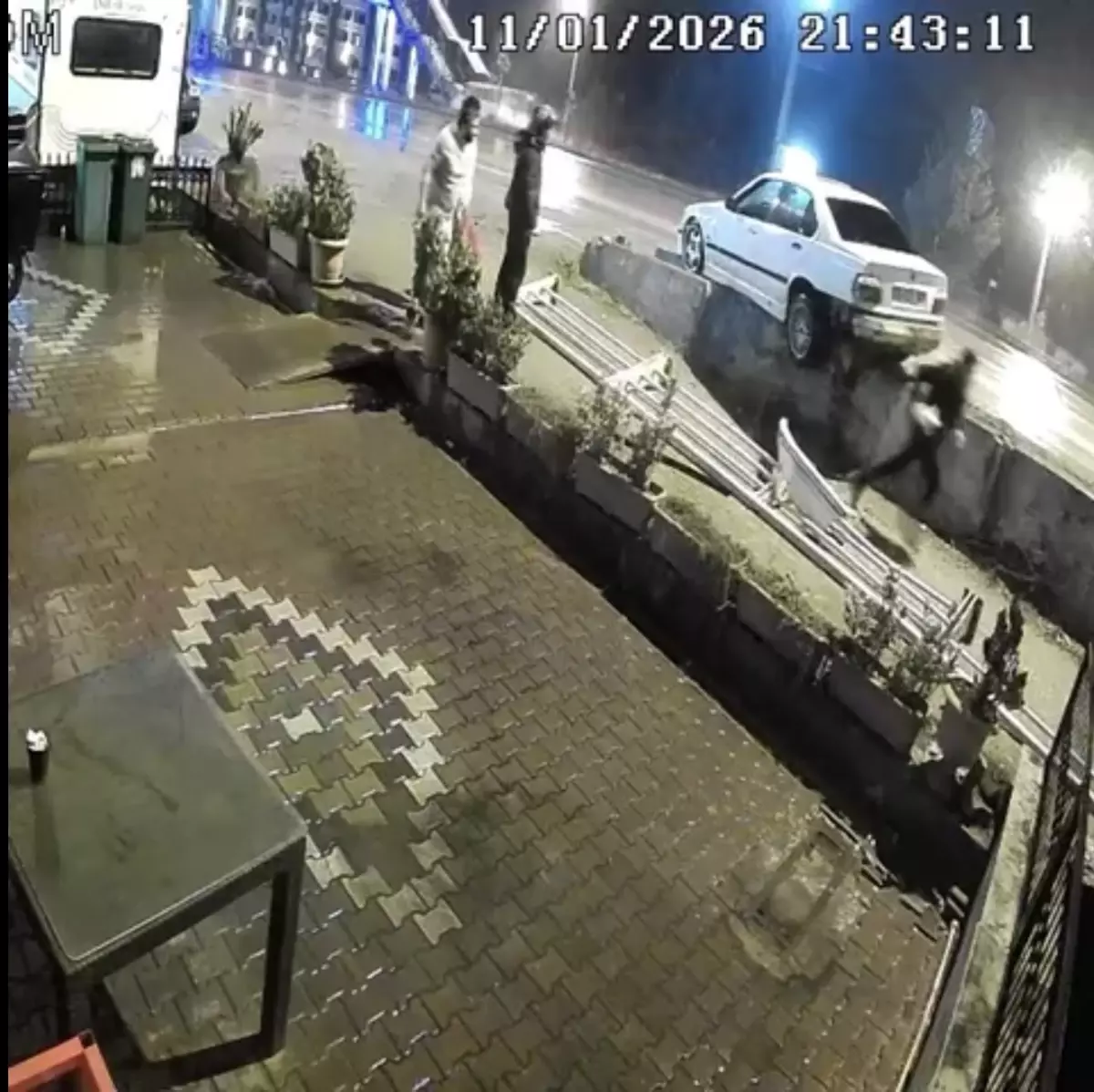 Karabük\'te Otomobilin Korkuluğa Çarpması Güvenlik Kamerasında