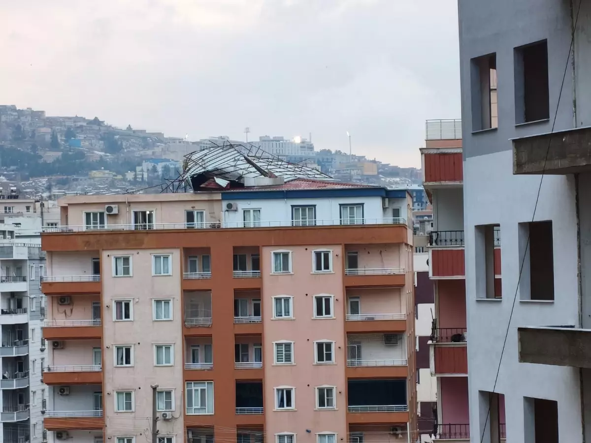 Mardin\'de Kuvvetli Rüzgar Çatı Uçurdu