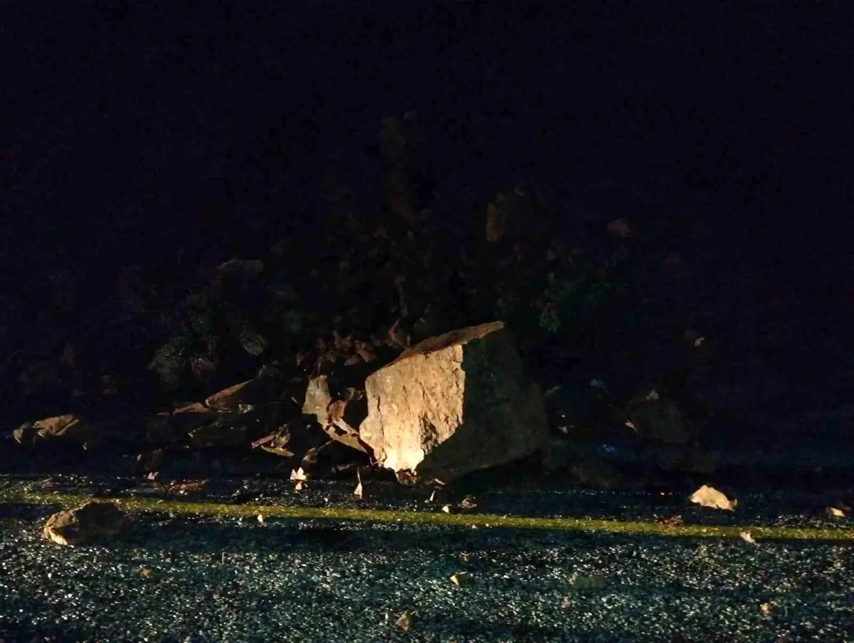 Marmaris\'te toprak kayması nedeniyle yol trafiğe kapatıldı