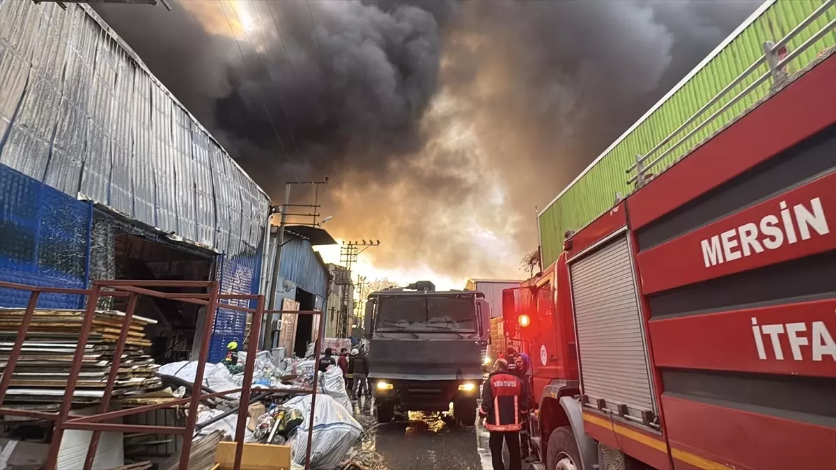 Mersin\'de Geri Dönüşüm Fabrikasında Yangın