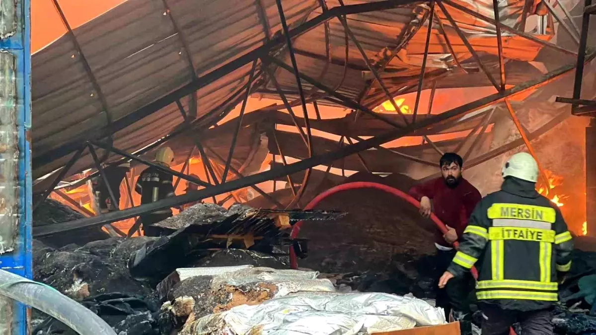 Mersin\'de plastik ham madde deposunda yangın: Çok sayıda itfaiye ekibi müdahale ediyor