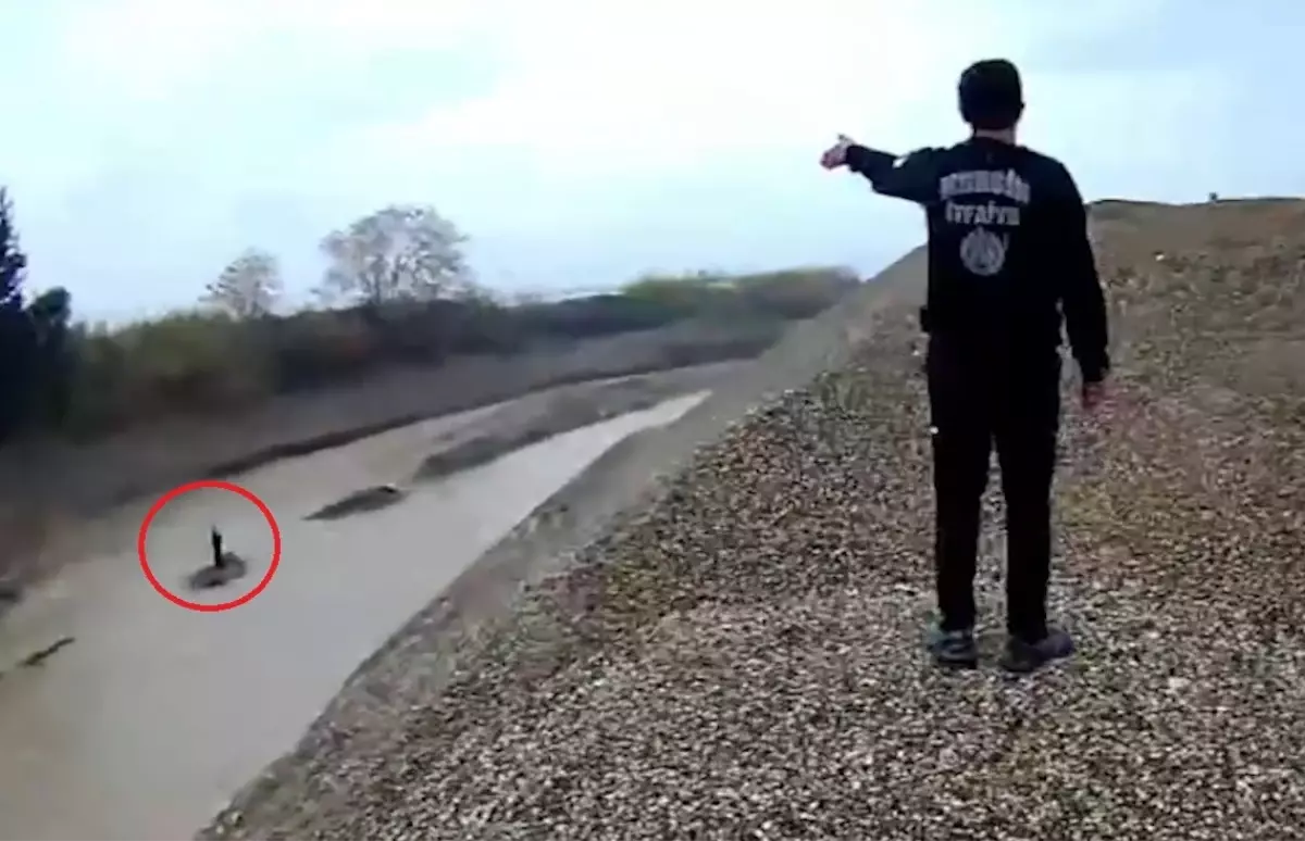 Mersin\'de Otomobil Çaya Düştü, Sürücü Kurtarıldı