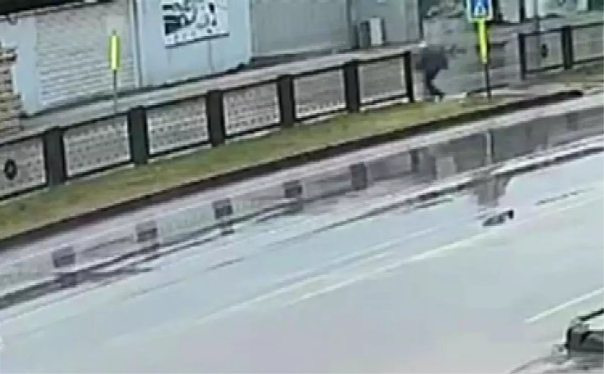 Adana\'da kan donduran kaza: Otomobilin çarptığı yaşlı adam metrelerce havaya uçtu