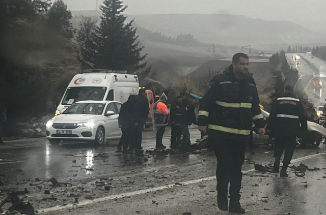 Otomobilin hurdaya döndüğü kazada bir aile yok paramparça oldu