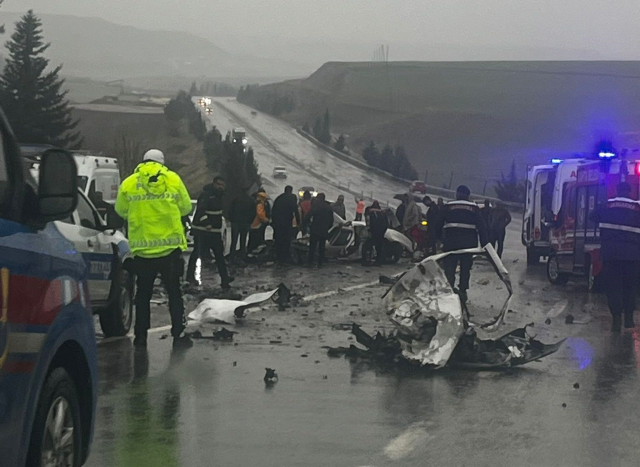 Otomobilin hurdaya döndüğü kazada bir aile yok paramparça oldu
