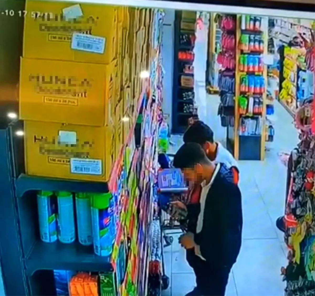 Adana\'da Parfüm Hırsızları Kamerada