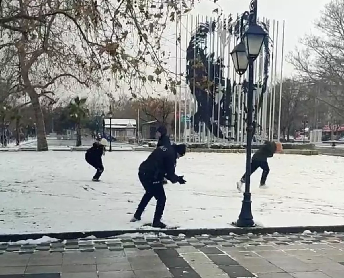 Polisler Çocuklarla Kartopu Oynadı