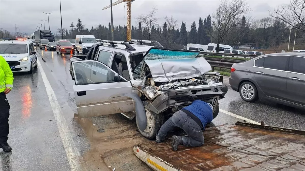 Sakarya\'da Tır-Kamyonet Kazası: 3 Yaralı