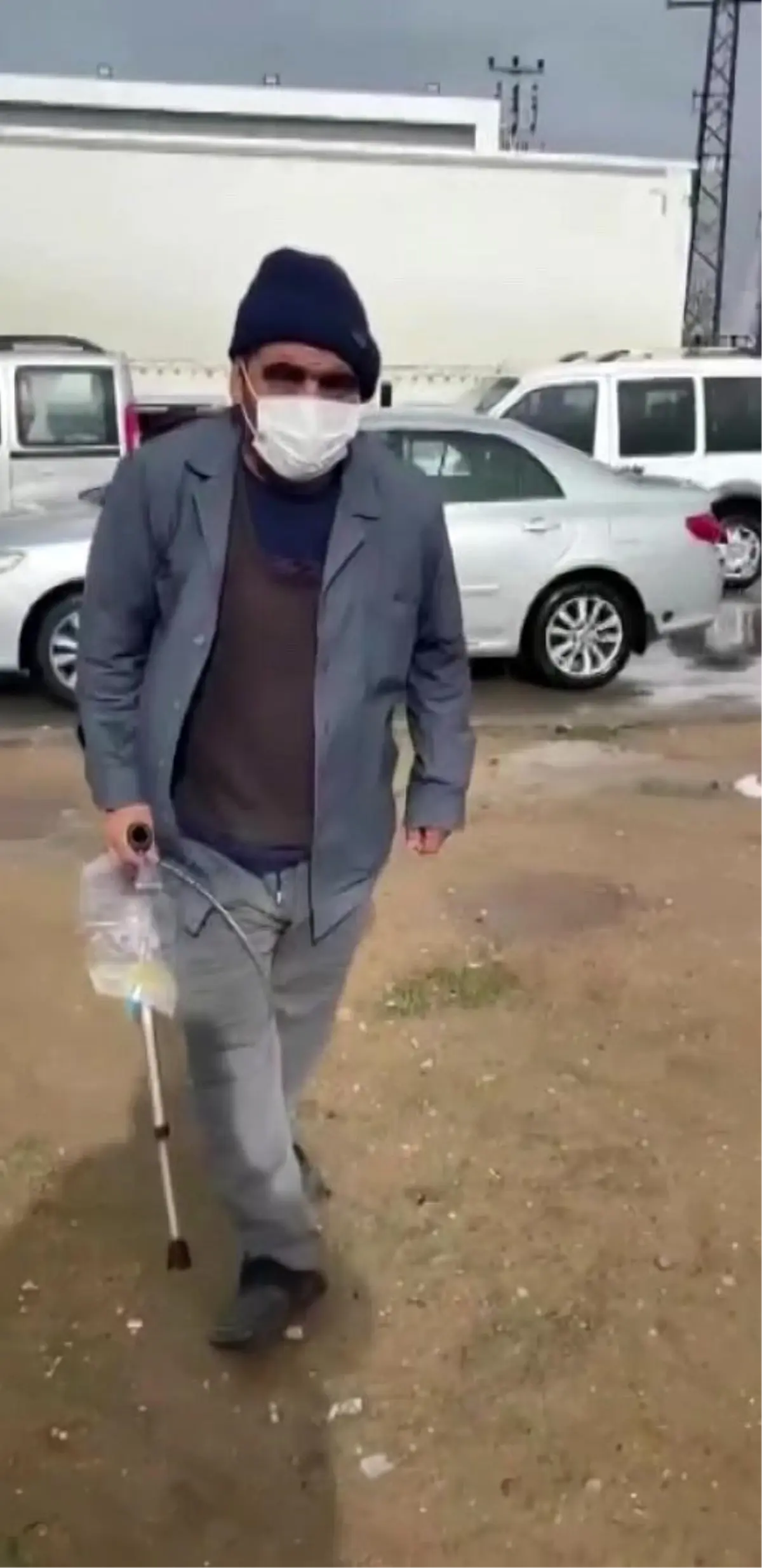 Sonda tüpüne meyve suyu koyup dilencilik yapan şahıs yakalandı