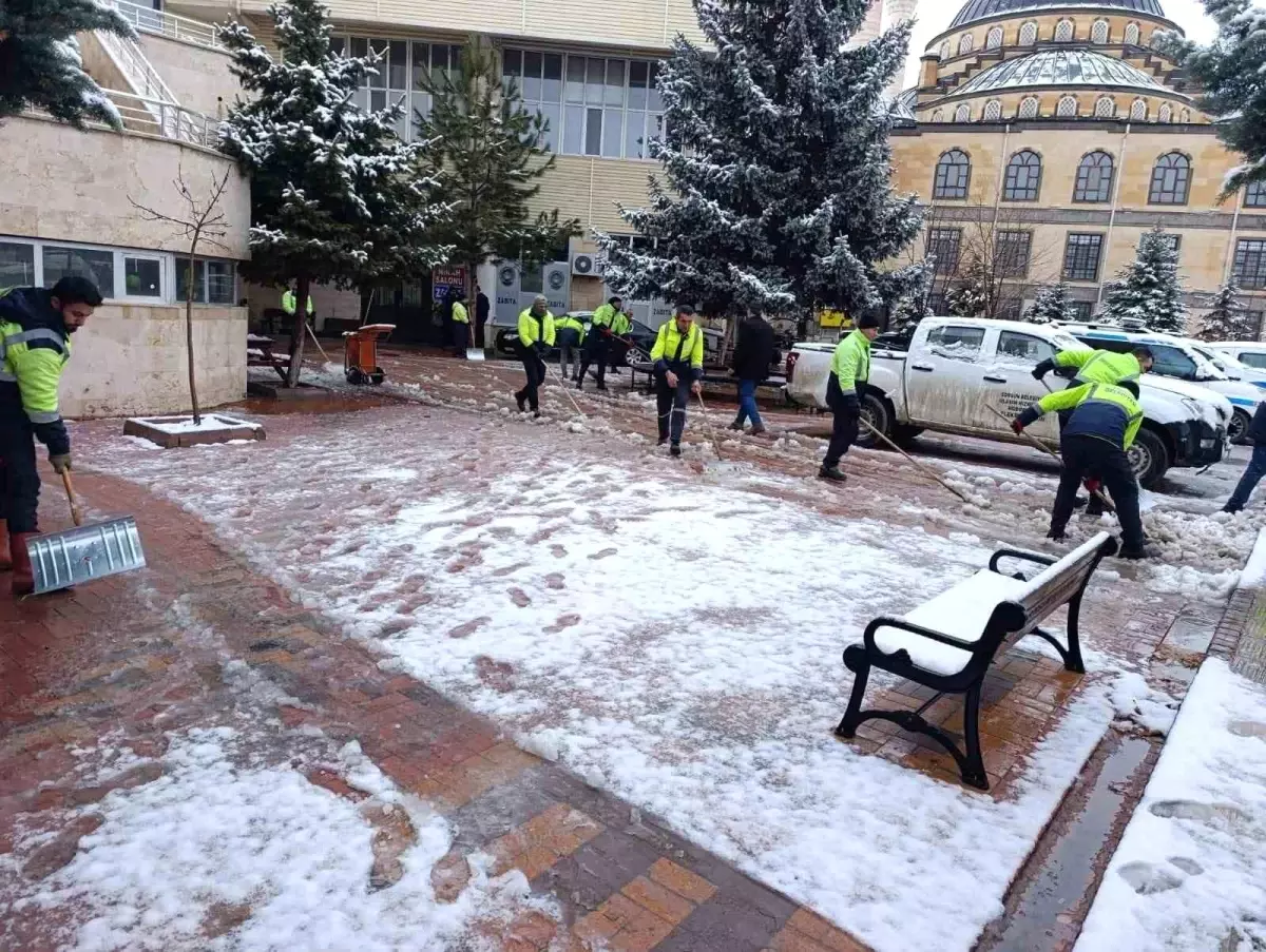 Sorgun Belediyesi ekipleri karla mücadele için sahada