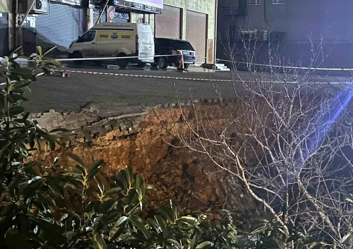 Sultanbeyli\'de İstinat Duvarı Çöktü