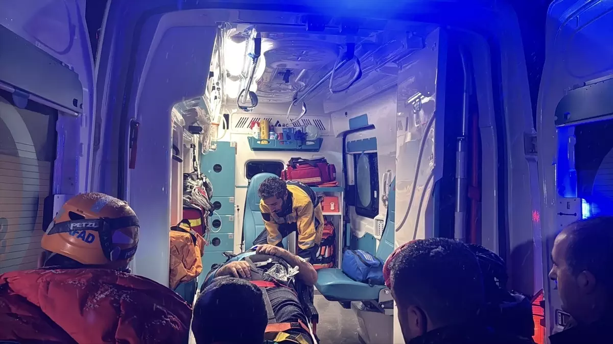 Tokat\'ta Otobüs Kamyona Çarptı: 4 Yaralı