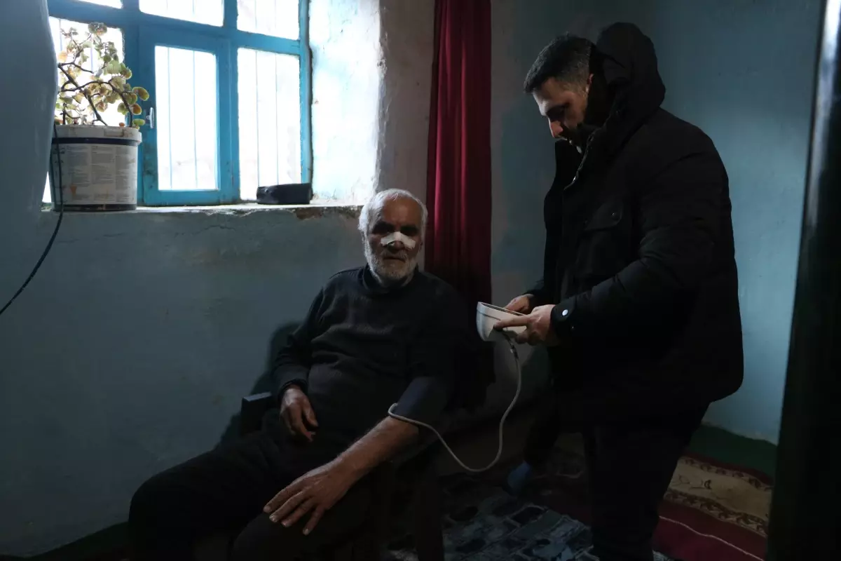 Yüksekova\'da Zor Koşullarda Hayat Süren Adam