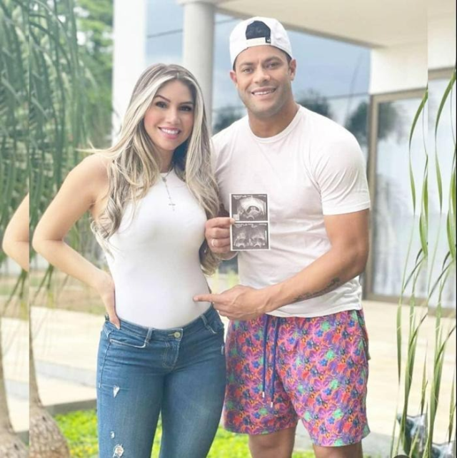 Ünlü futbolcu, eski eşinin yeğeninden çocuk bekliyor