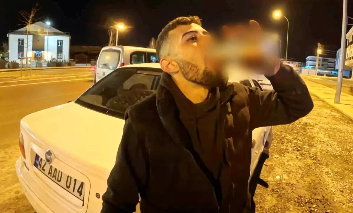 Pişkin sürücü ehliyetine el konulunca araç başında içmeyi sürdürdü
