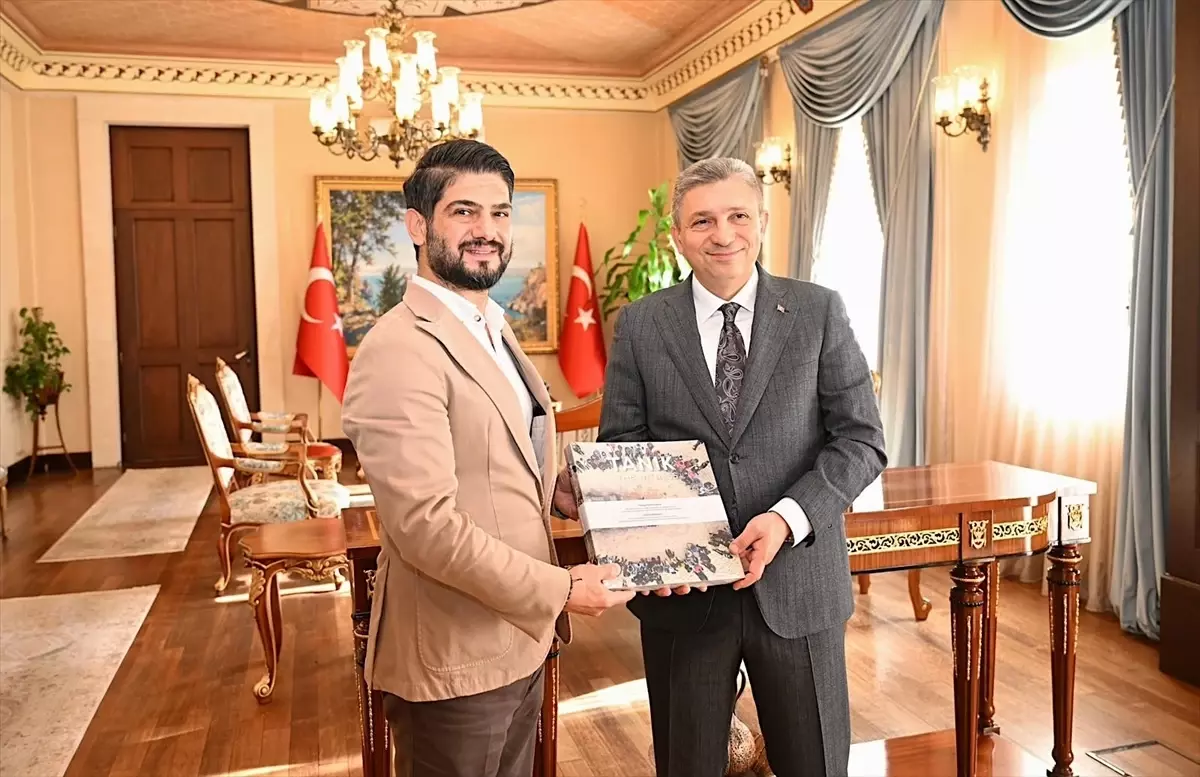 Vali Şahin, \'Yılın Kareleri\' Oylamasına Katıldı