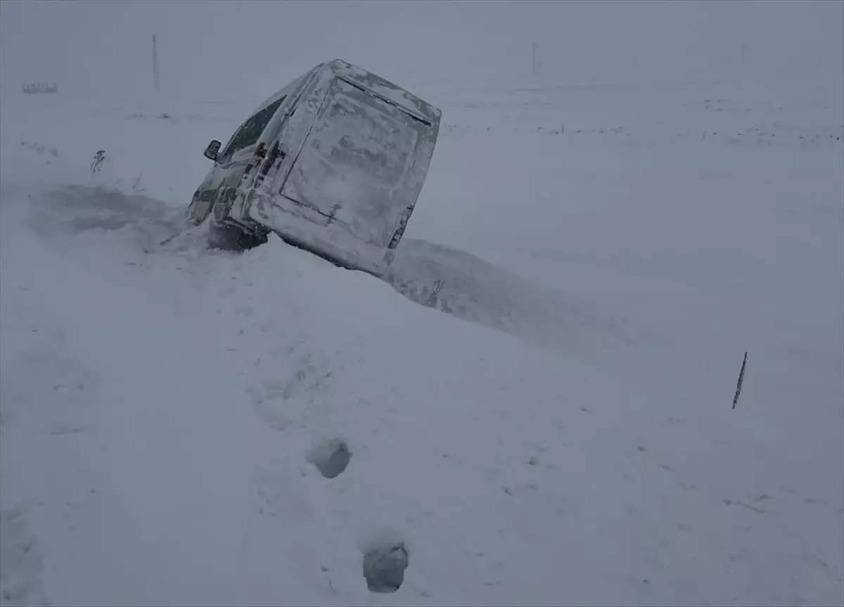 Ardahan\'da Minibüs Kara Saplandı