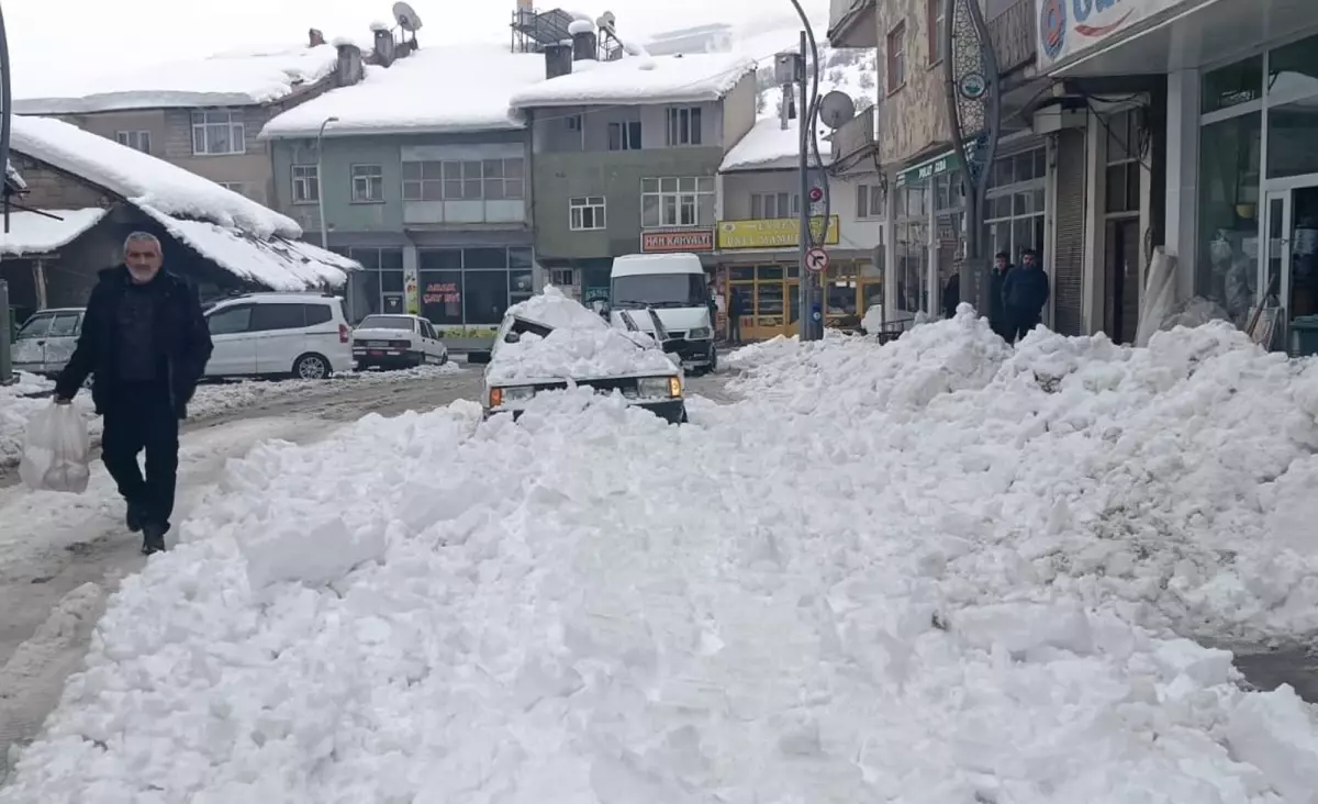 Muş\'ta Kar Kütlesi Aracın Tavanını Çöktürdü
