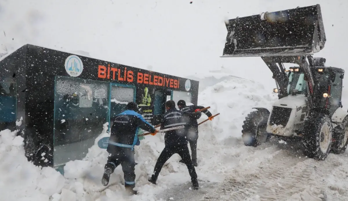 Bitlis\'te Otobüs Durakları Temizlendi