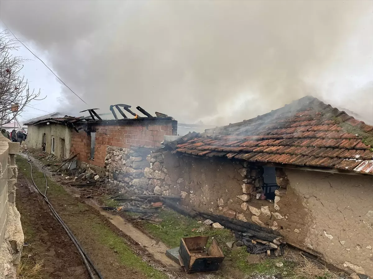 Burdur\'da Yangın: Ev Yandı, 1 Kişi Dumandan Etkilendi