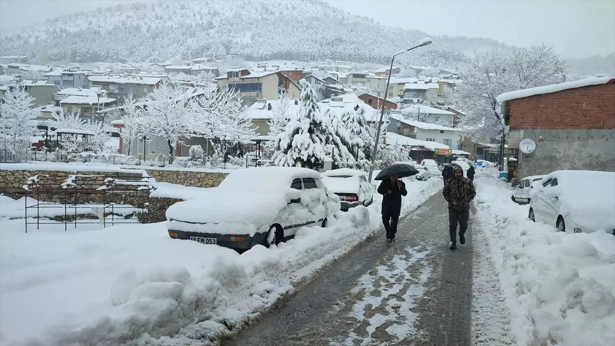 Çelikhan\'da Yoğun Kar Yağışı Ulaşımı Etkiledi