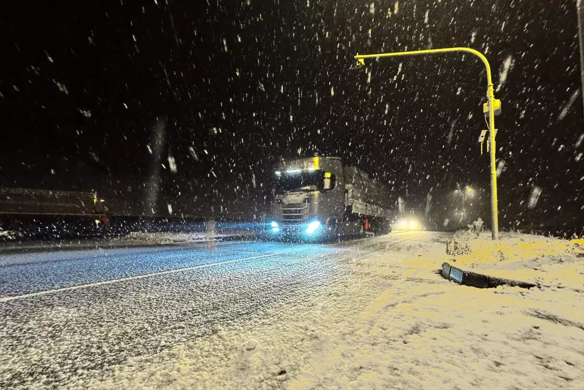 Düzce\'de Kar Yağışı Ulaşımı Olumsuz Etkiliyor