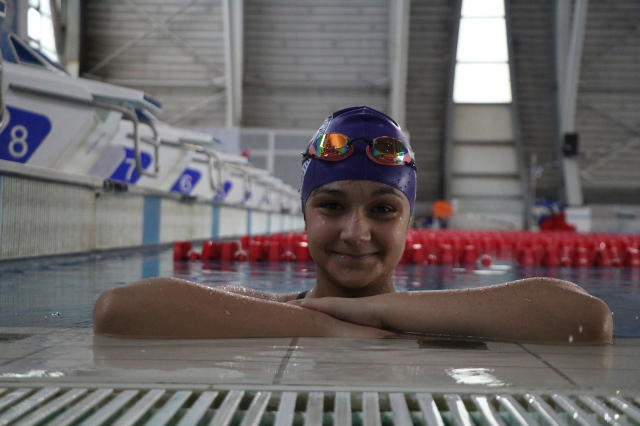 Depremde 2 bacağını ve babasını kaybetti, hayata yüzmeyle tutundu