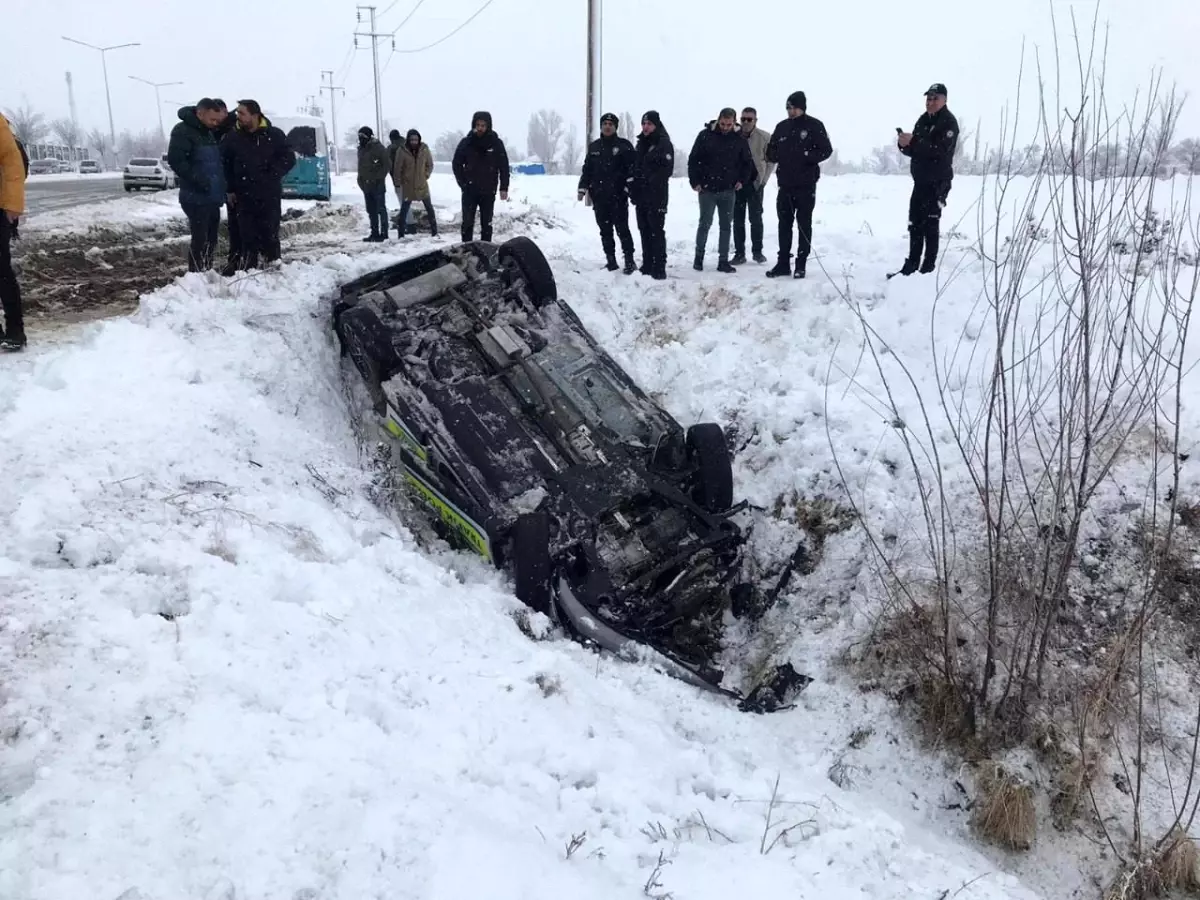 Erzincan\'da Polis Aracı Kaza Yaptı
