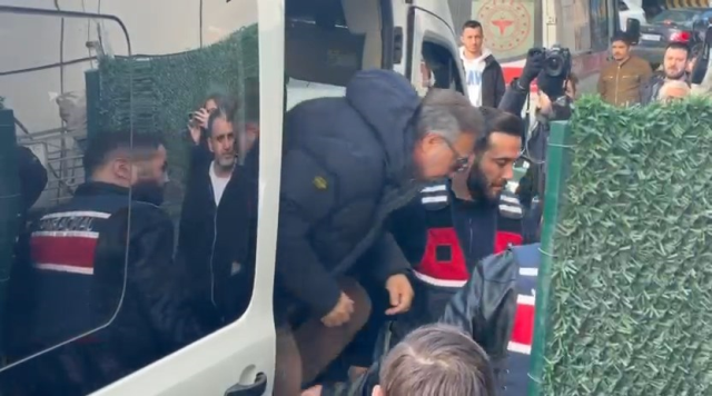 Gözaltındaki Oktay Kaynarca ve Emel Müftüoğlu'ndan ilk görüntü Gözaltındaki Oktay Kaynarca ve Emel Müftüoğlu'ndan ilk görüntü