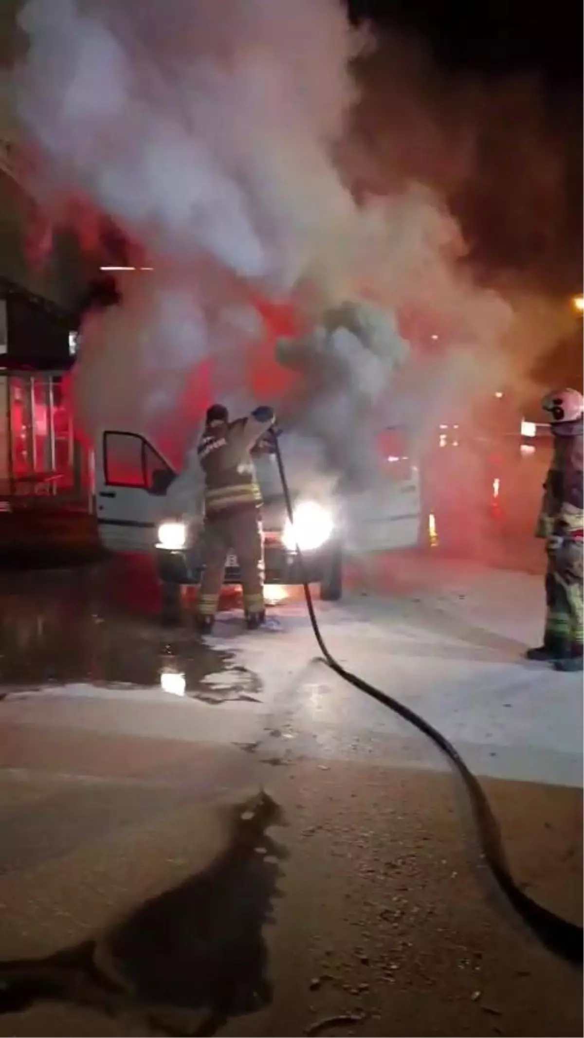 İskenderun\'da seyir halindeki araç alevlere teslim oldu