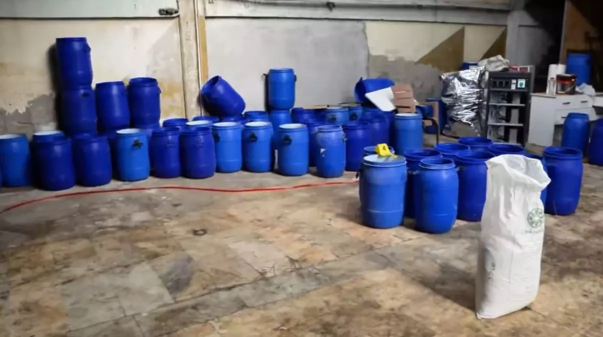 İzmir\'de Uyuşturucu Operasyonu: 1,6 Ton Ham Madde Ele Geçirildi