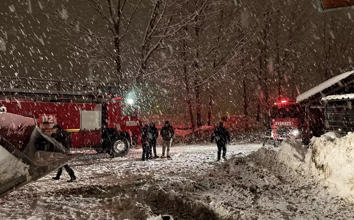 Göksun\'da Ahır Çöktü, 18 Hayvan Telef Oldu