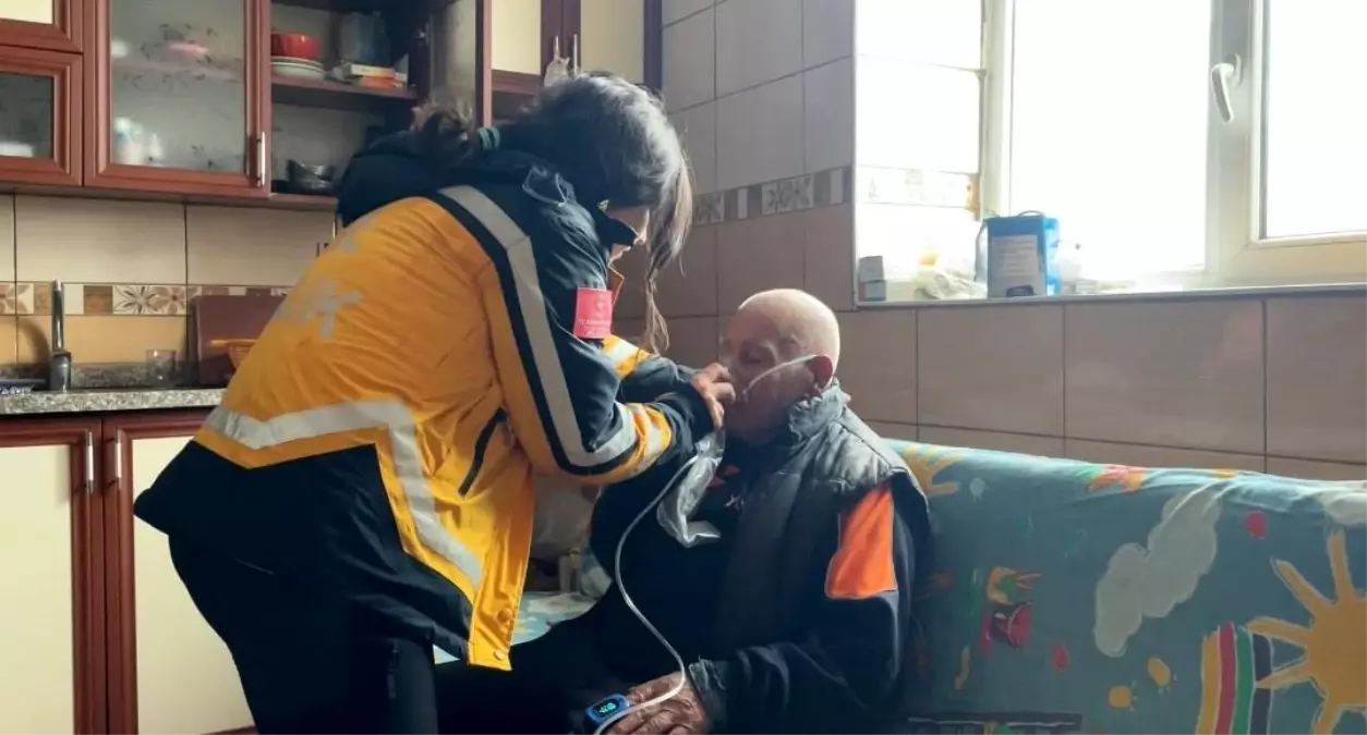 Ovacık\'ta Karla Mücadele: 87 Yaşındaki Hasta Kurtarıldı