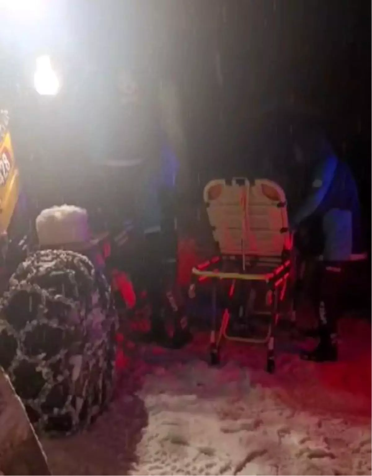 Karla kapanan yol açıldı, zehirlenen vatandaş kurtarıldı