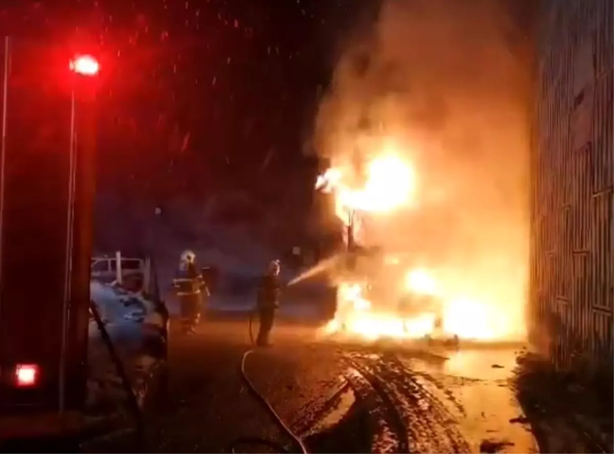 Kastamonu\'da Kereste Yüklü Kamyon Yandı